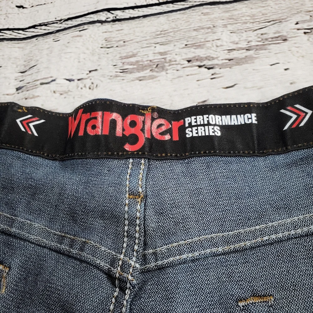 NWT wrangler regular fit mens jeans. Performance series. Size 40/25